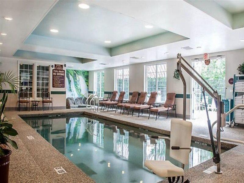 Comfort Inn & Suites Sturbridge-Brimfield エクステリア 写真