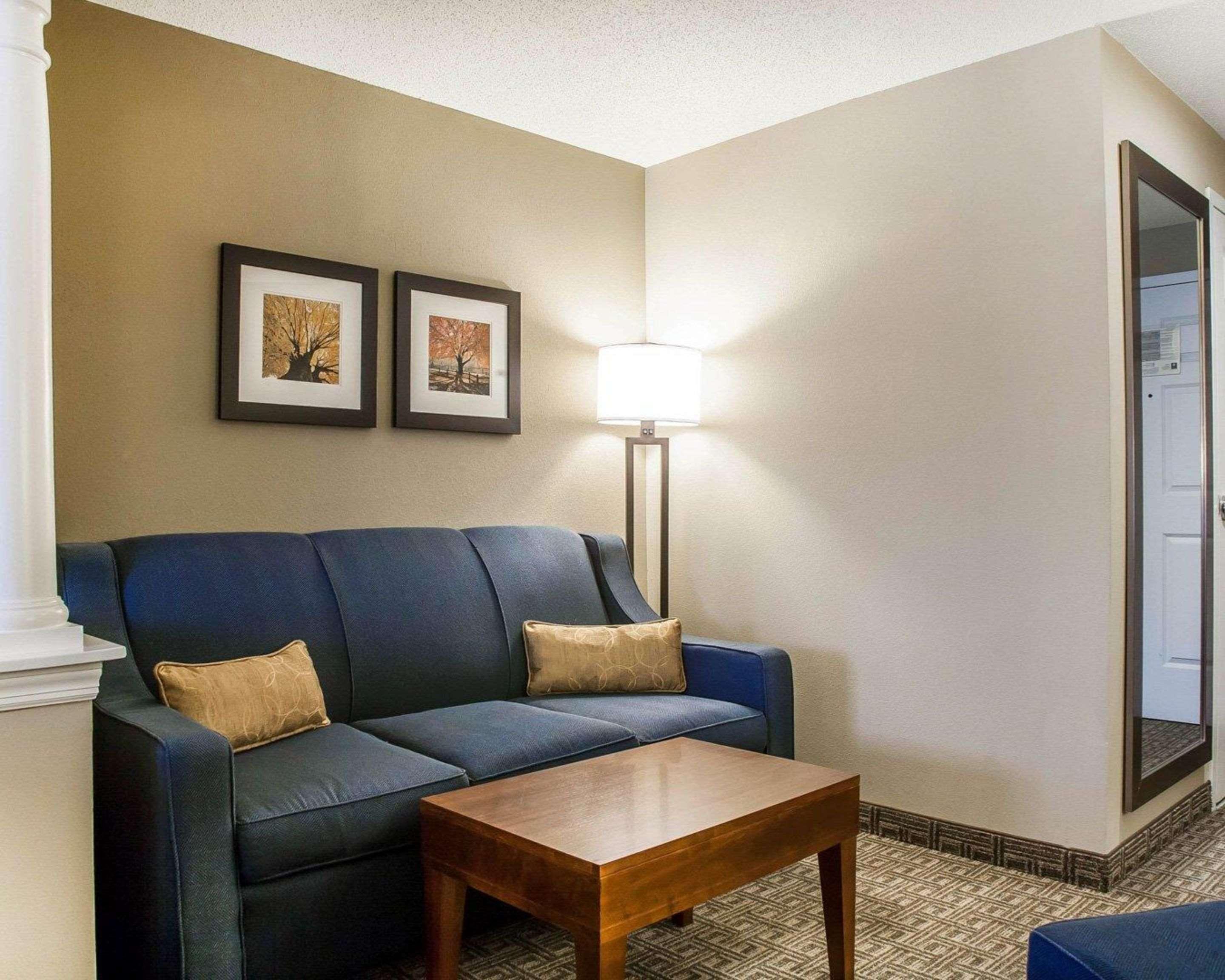 Comfort Inn & Suites Sturbridge-Brimfield エクステリア 写真