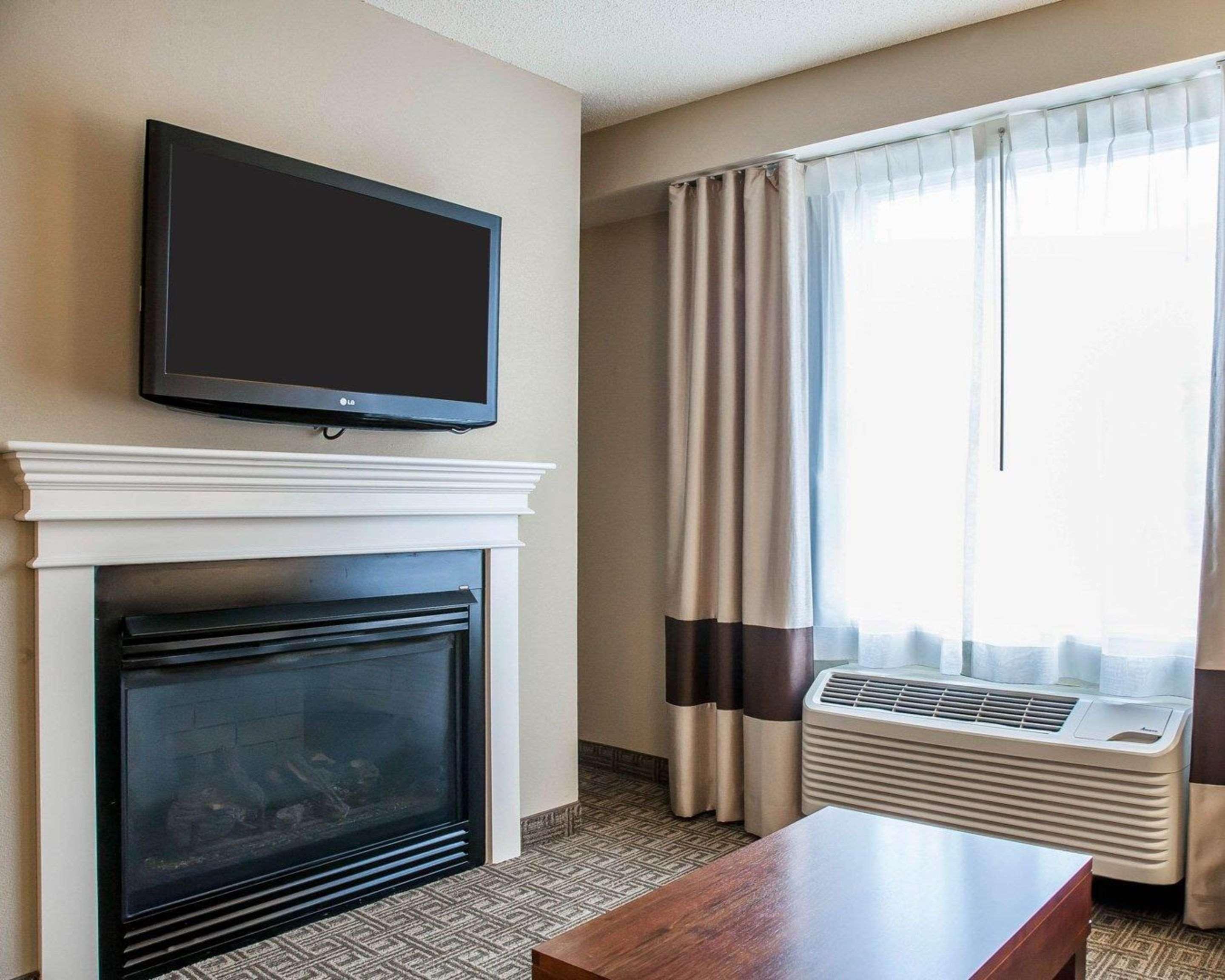 Comfort Inn & Suites Sturbridge-Brimfield エクステリア 写真