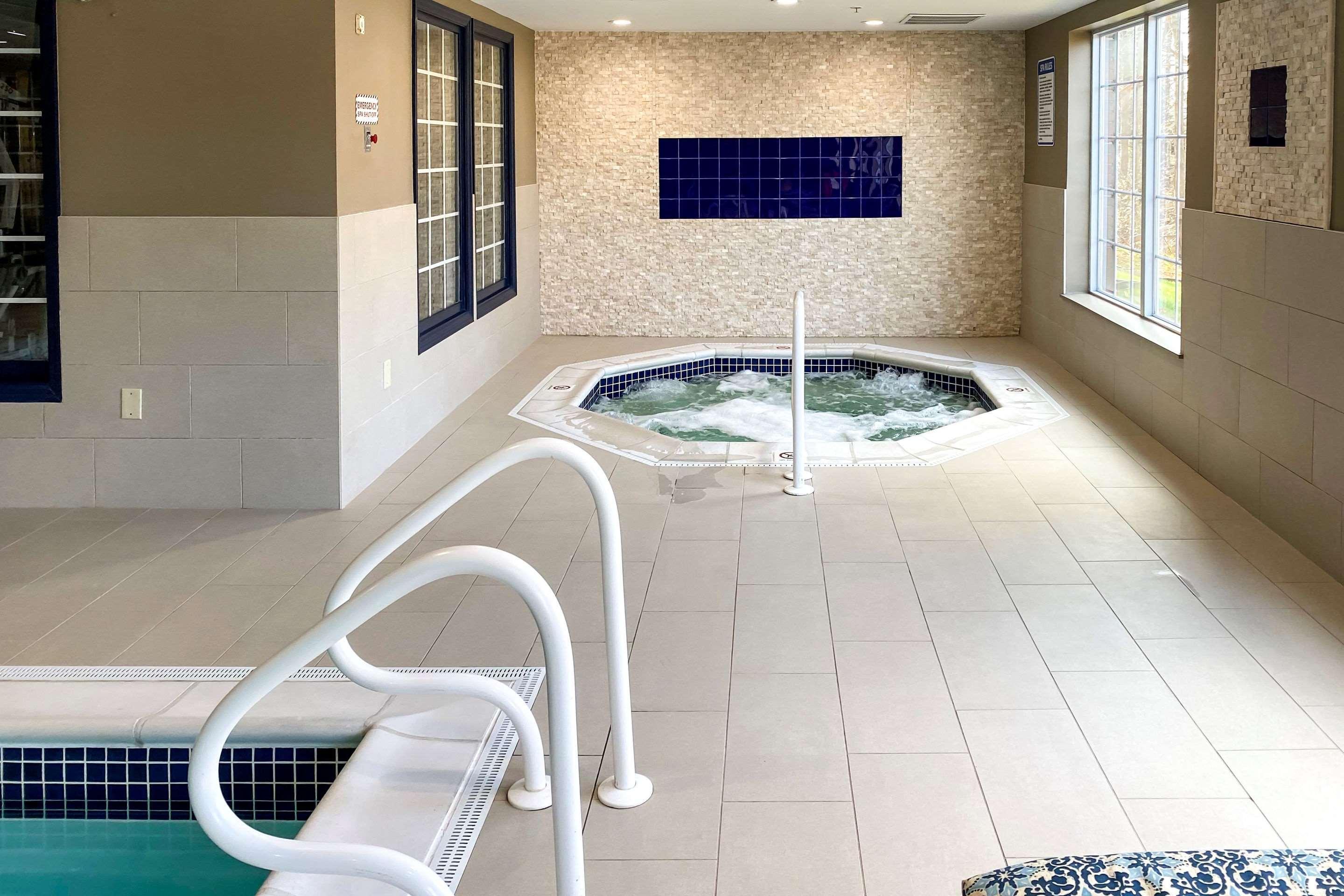 Comfort Inn & Suites Sturbridge-Brimfield エクステリア 写真