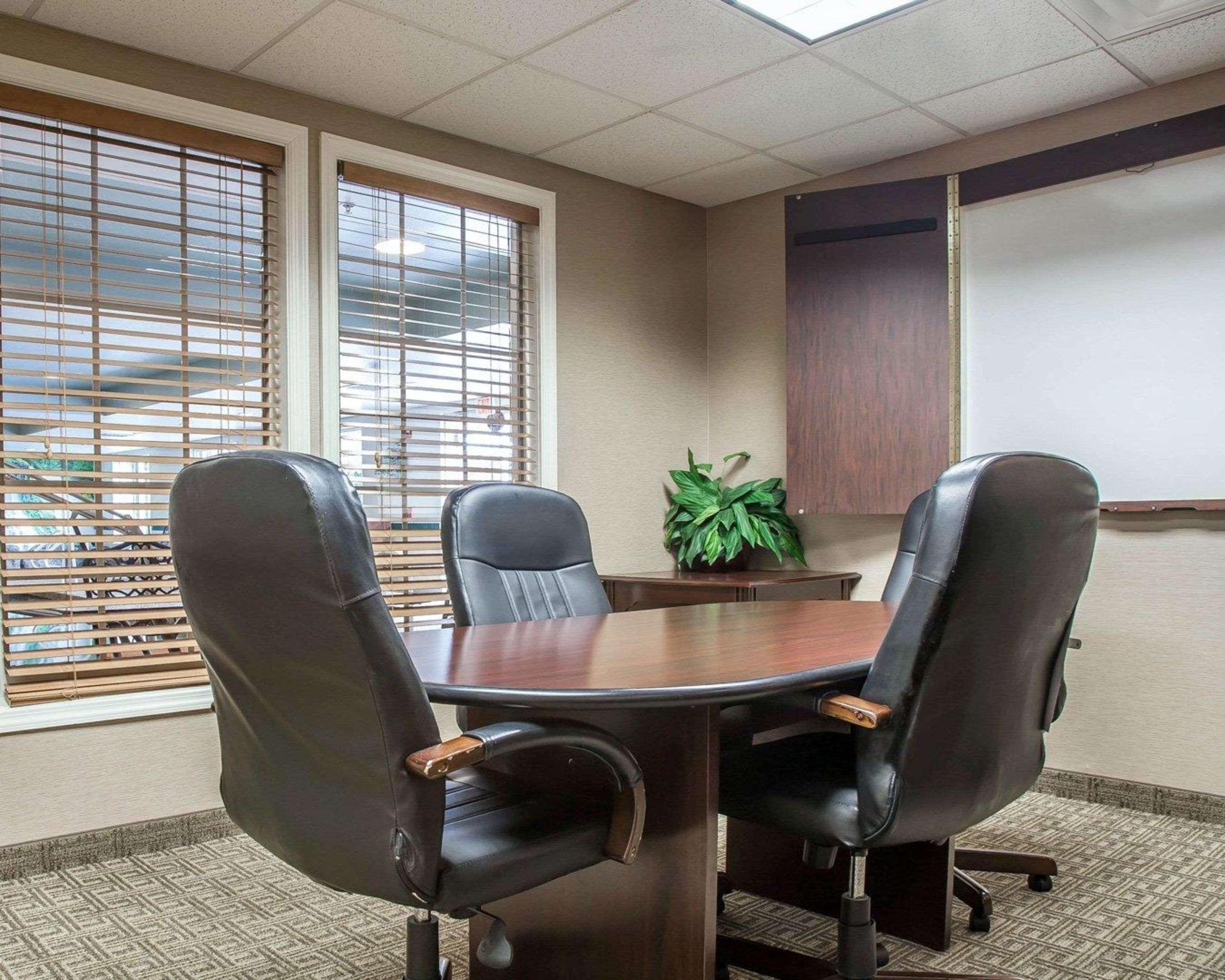 Comfort Inn & Suites Sturbridge-Brimfield エクステリア 写真