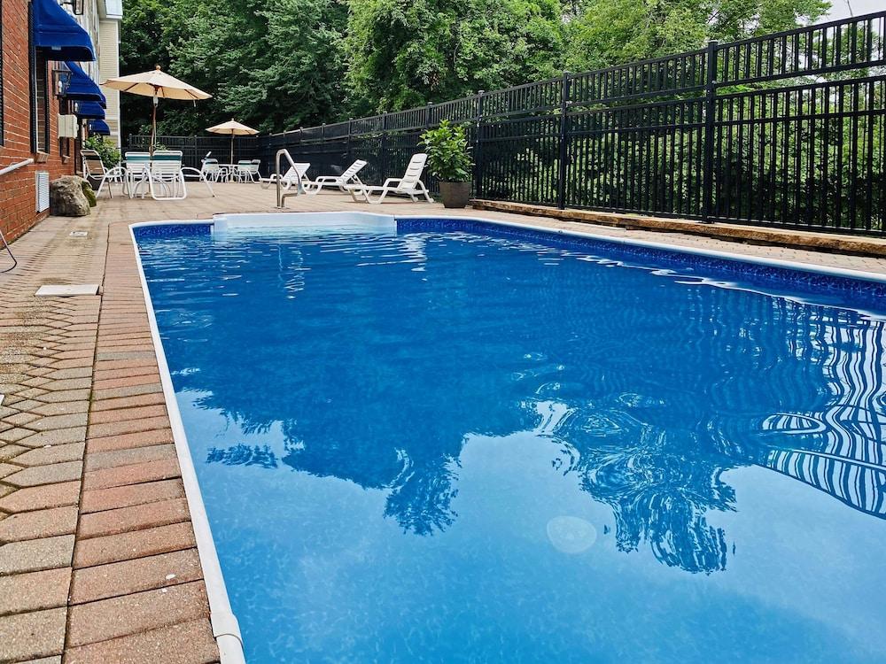 Comfort Inn & Suites Sturbridge-Brimfield エクステリア 写真