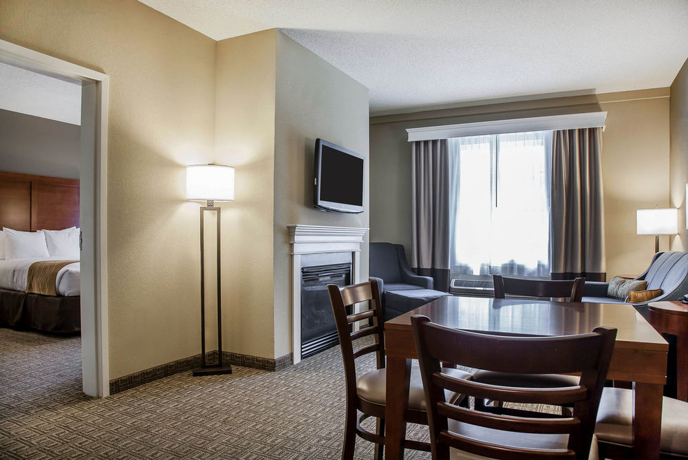 Comfort Inn & Suites Sturbridge-Brimfield エクステリア 写真