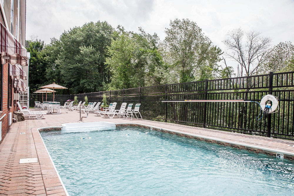 Comfort Inn & Suites Sturbridge-Brimfield エクステリア 写真